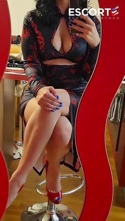 DeesseEsmeralda Video Background