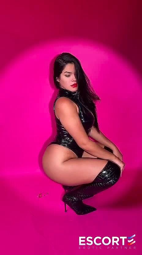 Jeune Ruby Video Background