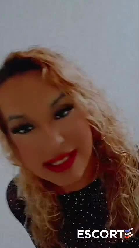 AmandaXL Video Background
