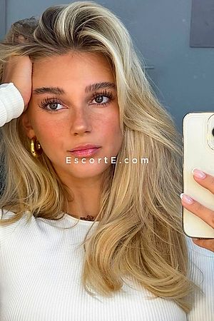 COLINA - Paris Escorts