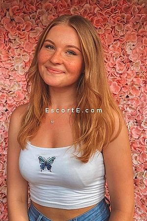 HONG - Paris Escorts