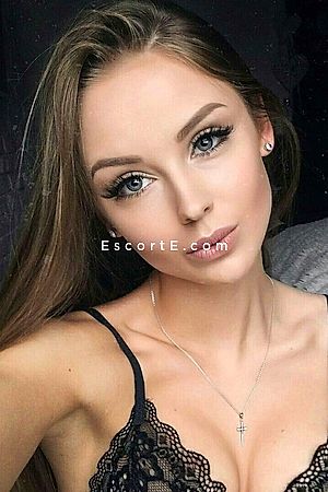 ALYVIA - Paris Escorts