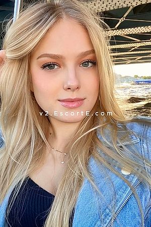 RUNI - Paris Escorts