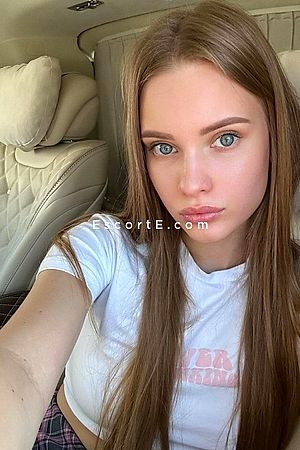 BECKI - Paris Escorts