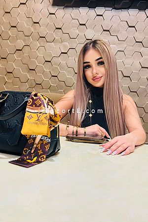 Victoria - Paris Escorts