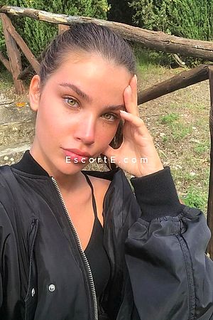 MENAKA - Paris Escorts