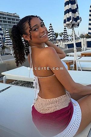 Flora - Escort Girl Paris